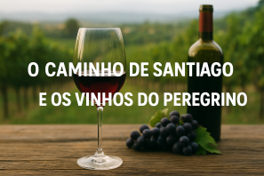 Taça de vinho tinto ao lado de uma garrafa e um pequeno cacho de uvas sobre uma mesa de madeira, com um vinhedo verde ao fundo. A imagem contém o texto em português 'O Caminho de Santiago e os Vinhos do Peregrino', relacionando a tradição da peregrinação com a cultura do vinho. O Caminho de Santiago e os Vinhos do Peregrino
