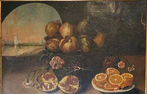 Mesa com romãs, laranjas fatiadas e flores ... ao fundo vista de um lago com uma torre.